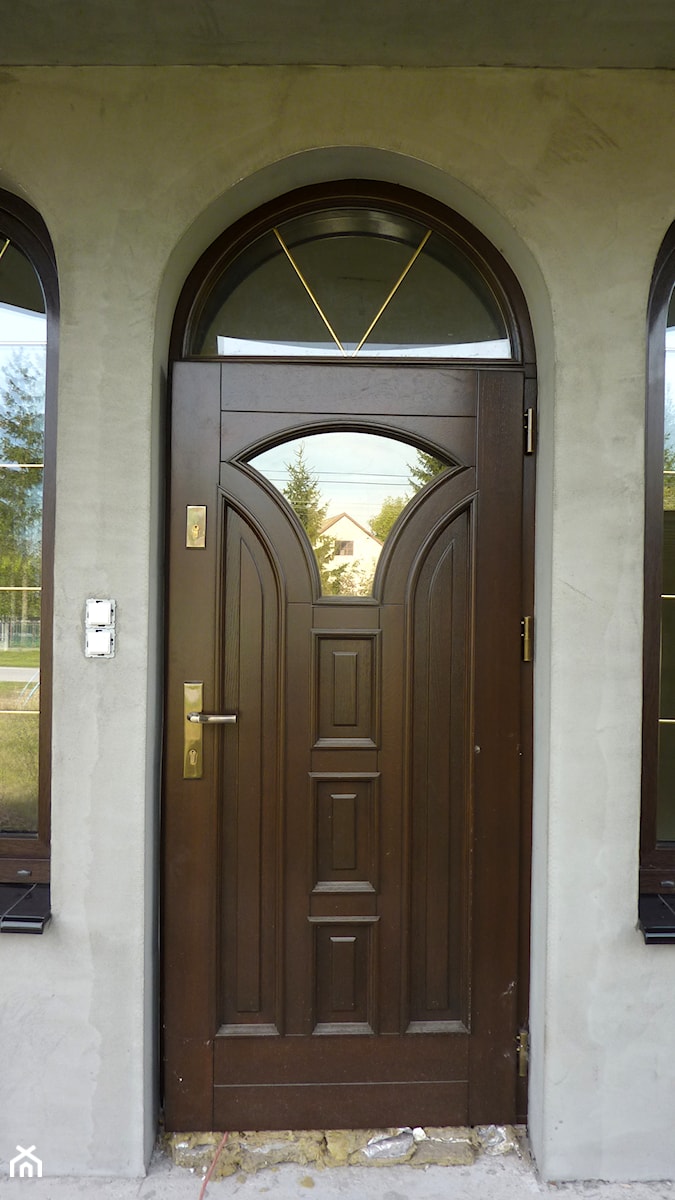 Drzwi drewniane zewnętrzne (wejściowe) z łukiem - zdjęcie od STOLARKA MIKOS