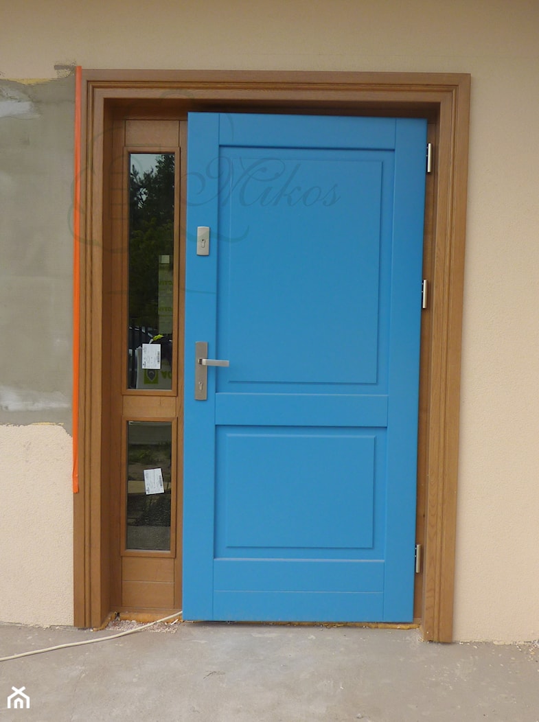 Dwukolorowe drzwi zewnętrzne - niebieskie drzwi - zdjęcie od STOLARKA MIKOS - Homebook