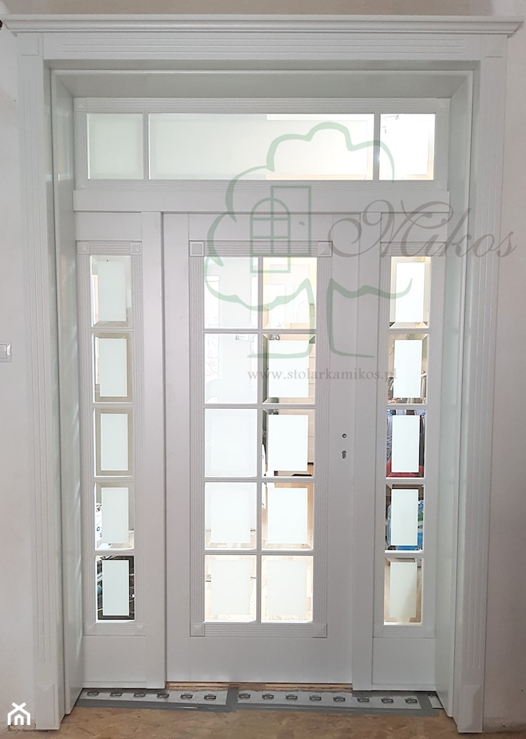 Stylowe drzwi drewniane wiatrołap - zdjęcie od STOLARKA MIKOS - Homebook