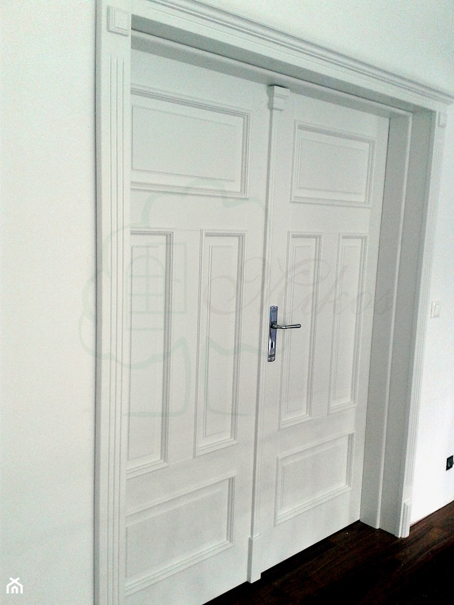 Dwuskrzydłowe stylowe białe drzwi idealnie nadające się do kamienic - zdjęcie od STOLARKA MIKOS