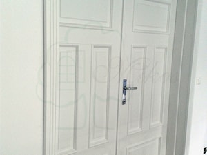 Drzwi drewniane pełne dwuskrzydłowe białe - zdjęcie od STOLARKA MIKOS