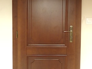 Klasyczne drewniane drzwi z koroną - zdjęcie od STOLARKA MIKOS