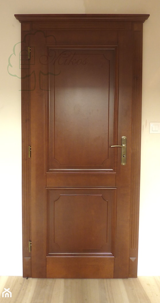 Klasyczne drewniane drzwi z koroną - zdjęcie od STOLARKA MIKOS - Homebook