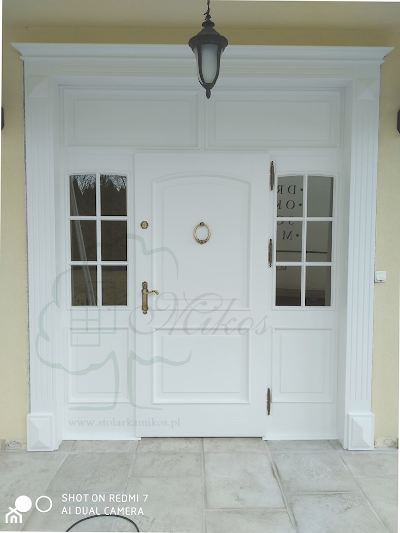 Drewniane białe drzwi wejściowe - zdjęcie od STOLARKA MIKOS - Homebook