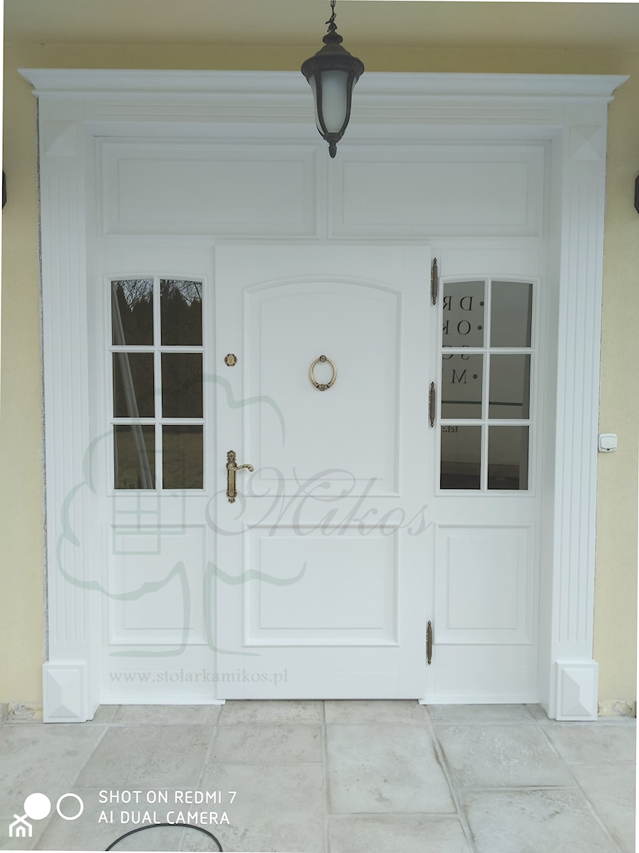 Drewniane białe drzwi wejściowe - zdjęcie od STOLARKA MIKOS