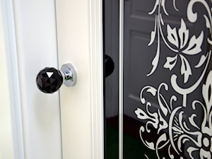 Drzwi wewnętrzne czarno białe wewnętrzne z szybą ornamentową