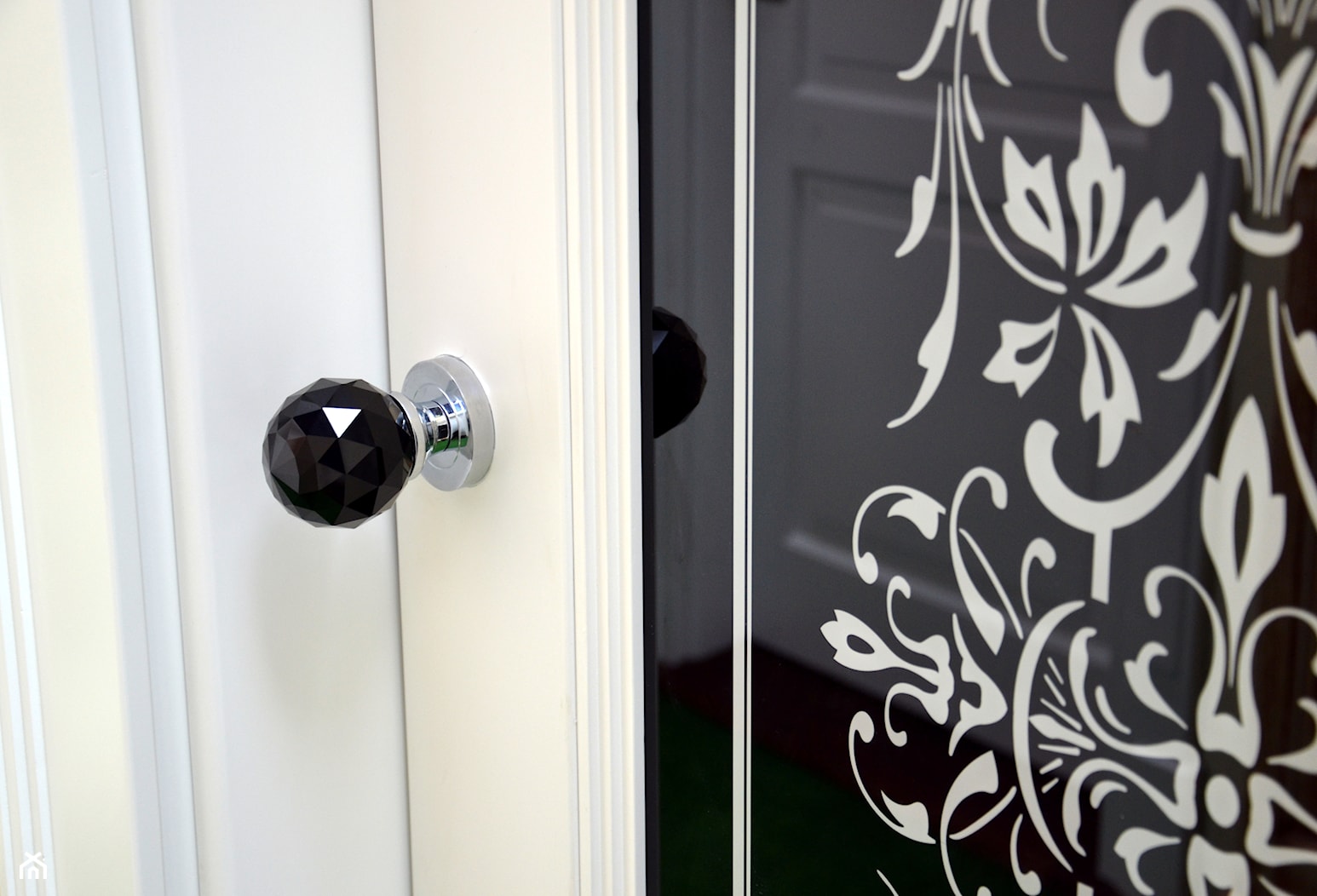Ekskluzywne drzwi wewnętrzne czarno białe, z szybą ornamentową. - zdjęcie od STOLARKA MIKOS - Homebook
