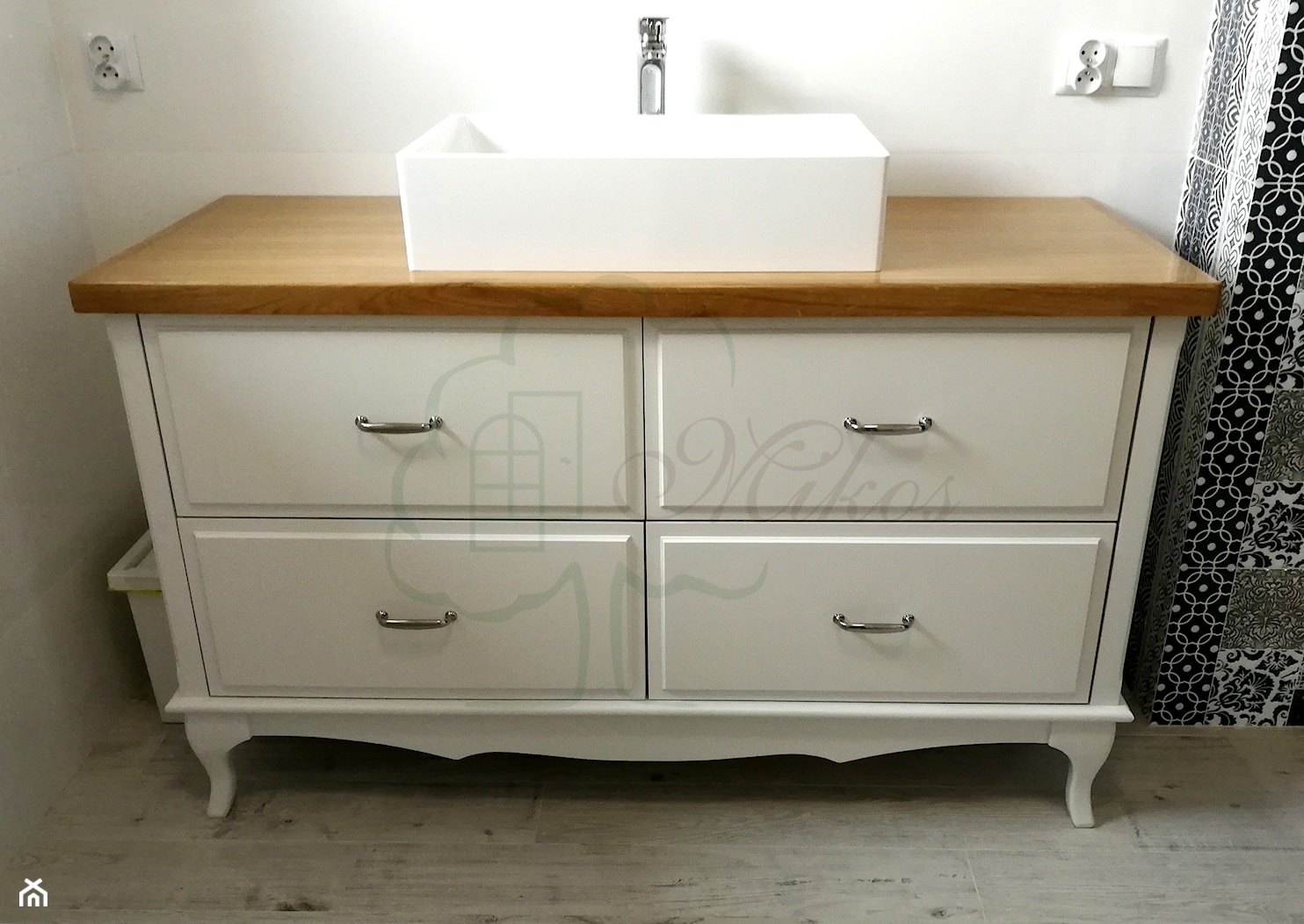 Drewniana stylowa szafka łazienkowa - zdjęcie od STOLARKA MIKOS - Homebook