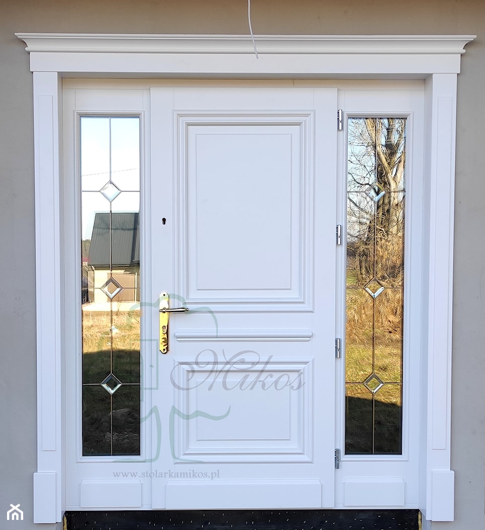 Drewniane białe drzwi zewnętrzne - zdjęcie od STOLARKA MIKOS - Homebook