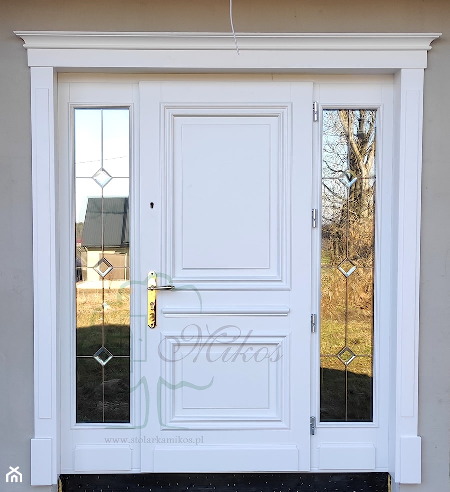 Drewniane białe drzwi zewnętrzne - zdjęcie od STOLARKA MIKOS