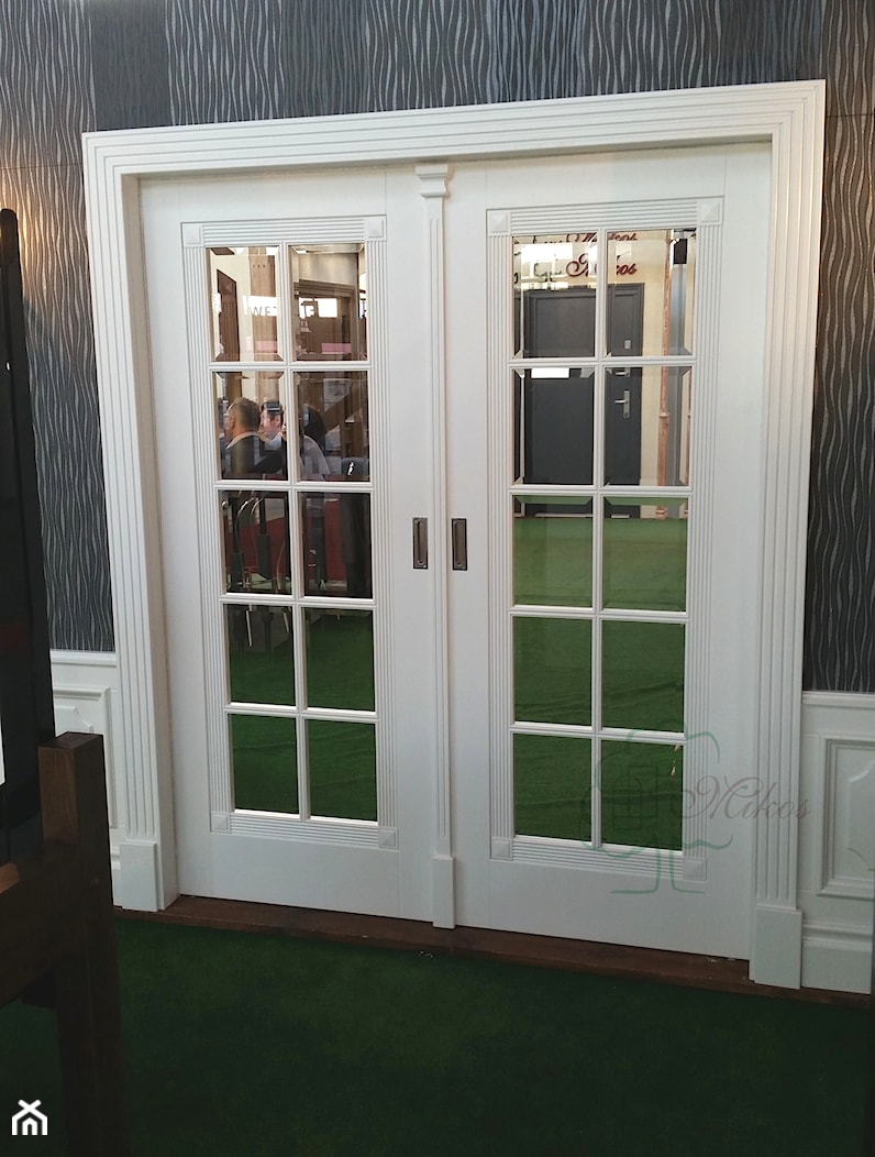 Białe drzwi dwuskrzydłowe przesuwne - zdjęcie od STOLARKA MIKOS - Homebook