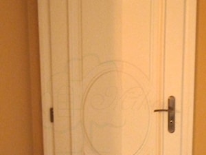 Białe stylowe drzwi drewniane z owalem