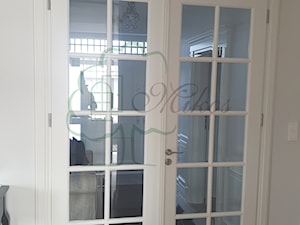 Drewniane białe drzwi retro z koroną - zdjęcie od STOLARKA MIKOS