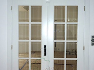 Białe drzwi dwuskrzydłowe ze zdobną koroną - zdjęcie od STOLARKA MIKOS