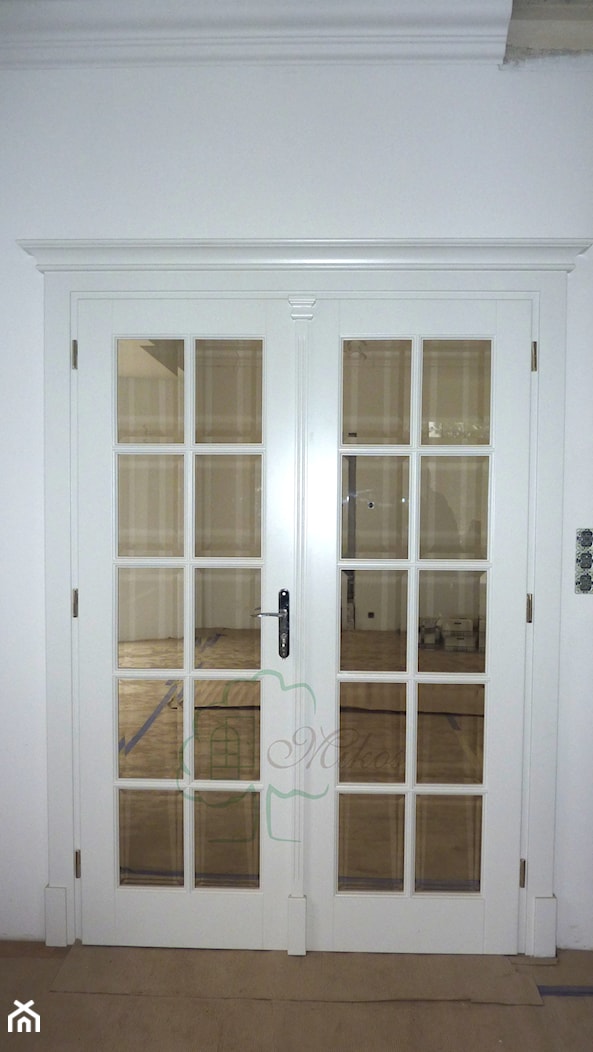 Białe drzwi dwuskrzydłowe ze zdobną koroną - zdjęcie od STOLARKA MIKOS - Homebook