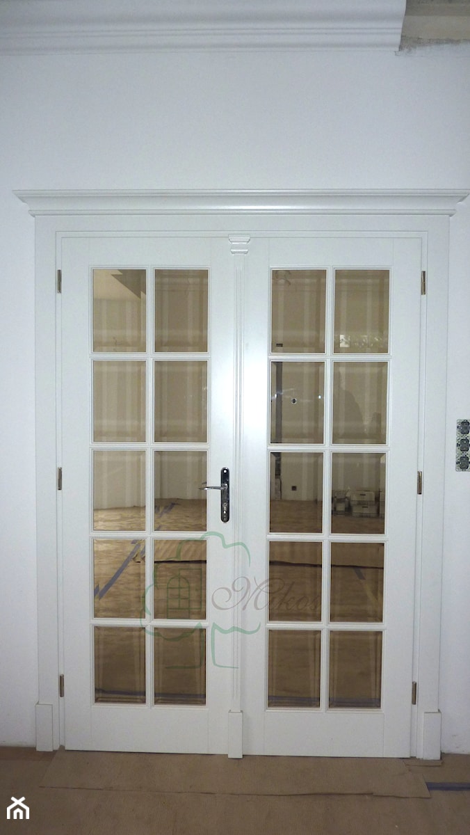 Białe drzwi dwuskrzydłowe ze zdobną koroną - zdjęcie od STOLARKA MIKOS