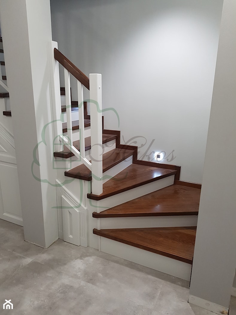 Schody drewniane z zabudową pod schodami - zdjęcie od STOLARKA MIKOS - Homebook