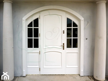Aranżacje wnętrz - Domy: Białe drzwi wejściowe w łuku - ze stylową obudową - STOLARKA MIKOS. Przeglądaj, dodawaj i zapisuj najlepsze zdjęcia, pomysły i inspiracje designerskie. W bazie mamy już prawie milion fotografii!