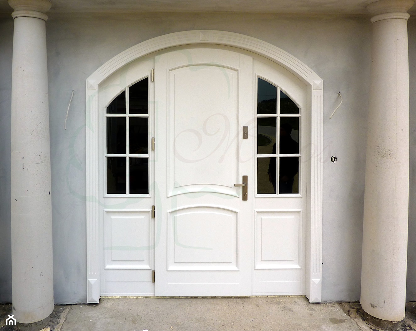 Białe drzwi wejściowe w łuku - ze stylową obudową - zdjęcie od STOLARKA MIKOS - Homebook