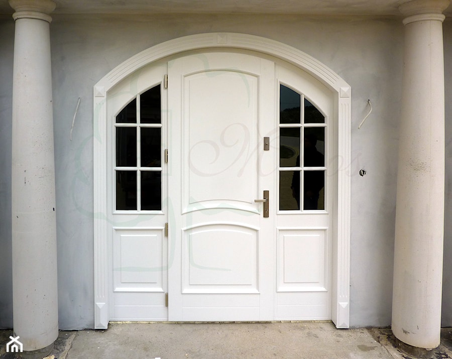 Białe drzwi wejściowe w łuku - ze stylową obudową - zdjęcie od STOLARKA MIKOS