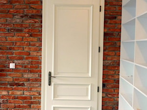 Białe klasyczne drzwi o nietypowej wysokości - zdjęcie od STOLARKA MIKOS