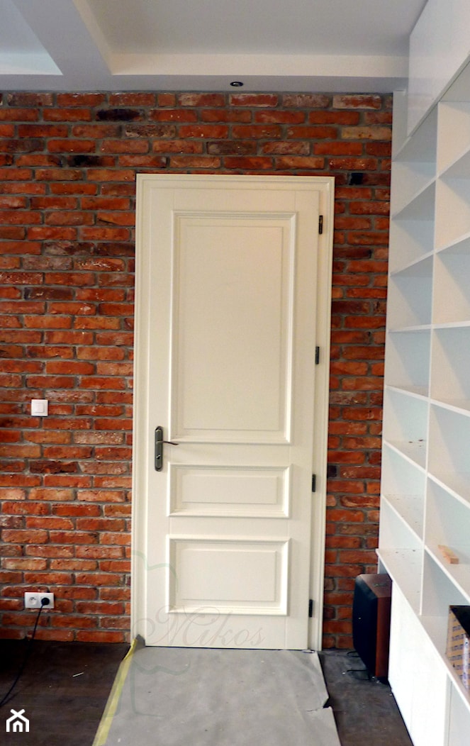 Białe klasyczne drzwi o nietypowej wysokości - zdjęcie od STOLARKA MIKOS - Homebook
