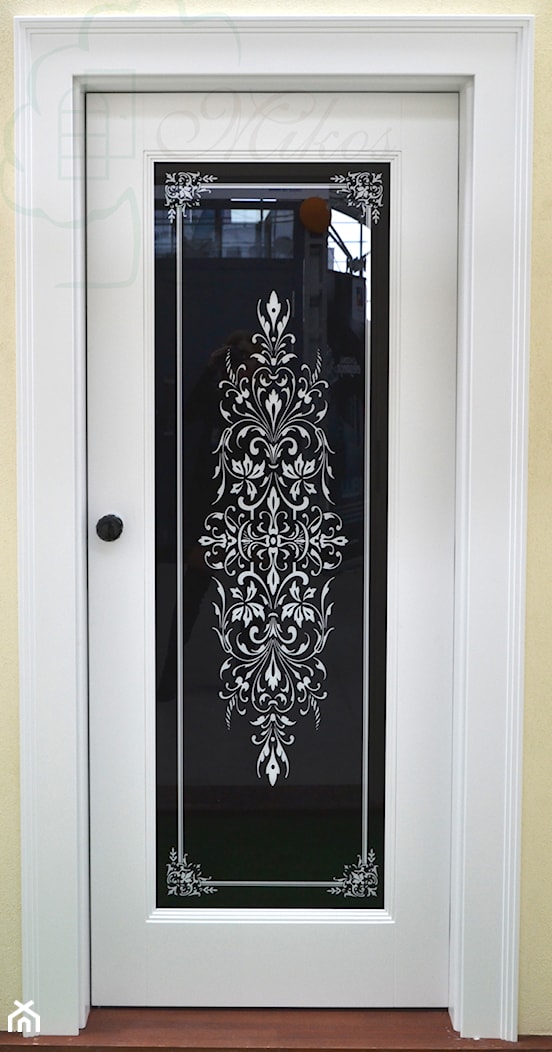 Ekskluzywne drzwi wewnętrzne czarno białe, z szybą ornamentową. - zdjęcie od STOLARKA MIKOS - Homebook