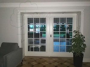 Białe drzwi dwuskrzydłowe przeszklone (drzwi francuskie) - zdjęcie od STOLARKA MIKOS
