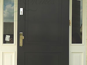 Czarno białe drzwi wejściowe zewnętrzne - zdjęcie od STOLARKA MIKOS