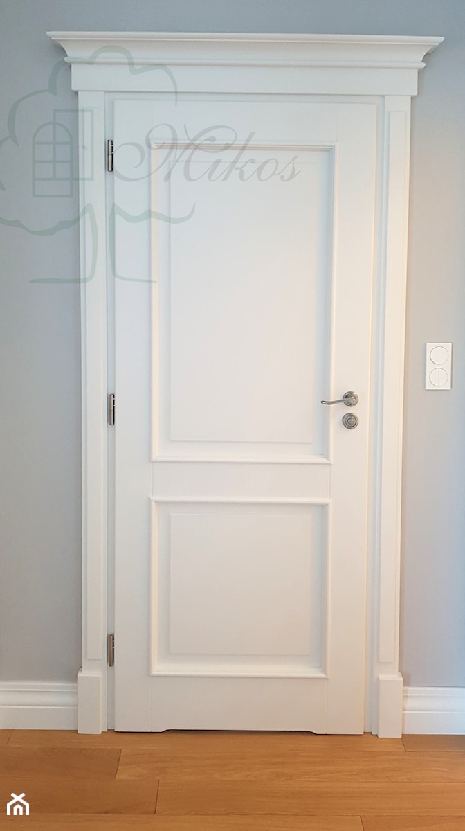 Drewniane białe drzwi retro z koroną - zdjęcie od STOLARKA MIKOS