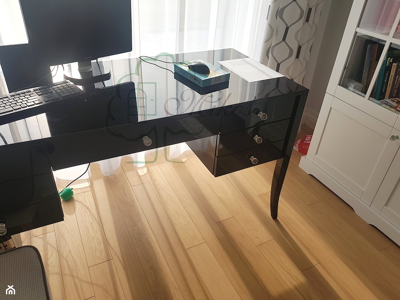 Stylowe czarne biurko w połysku - zdjęcie od STOLARKA MIKOS - Homebook