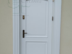 Drewniane białe drzwi wejściowe - zdjęcie od STOLARKA MIKOS