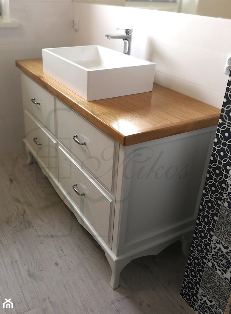 Drewniana stylowa szafka łazienkowa - zdjęcie od STOLARKA MIKOS - Homebook
