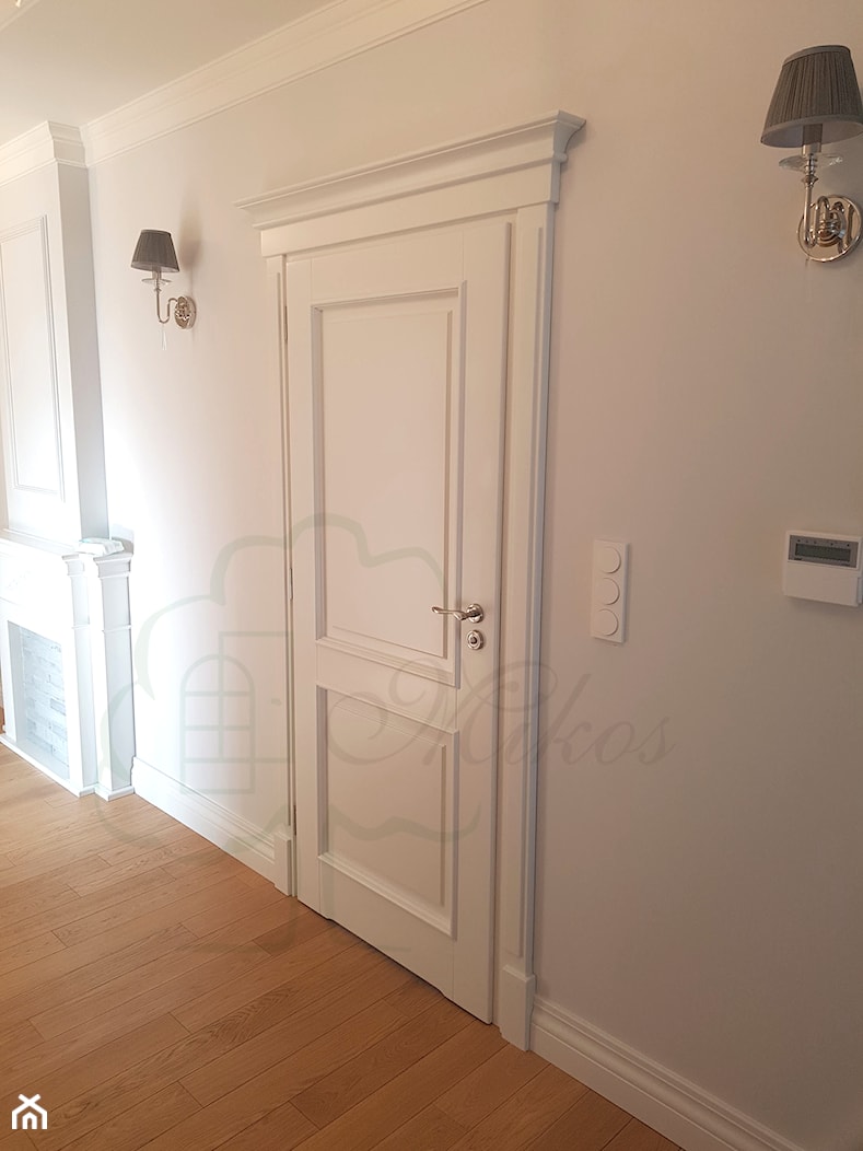 Drewniane białe drzwi retro z koroną - zdjęcie od STOLARKA MIKOS - Homebook