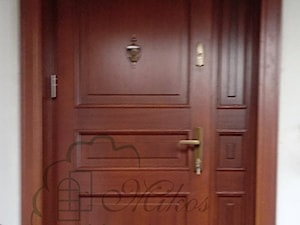 Drzwi drewniane z koroną 