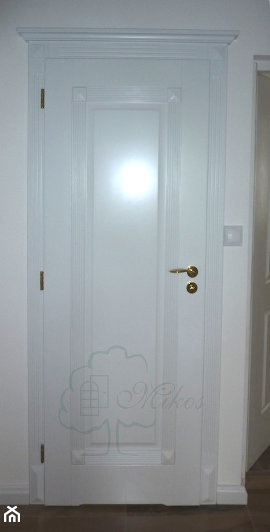 Klasyczne białe, pełne drzwi w wersji ze stylową koroną - zdjęcie od STOLARKA MIKOS - Homebook