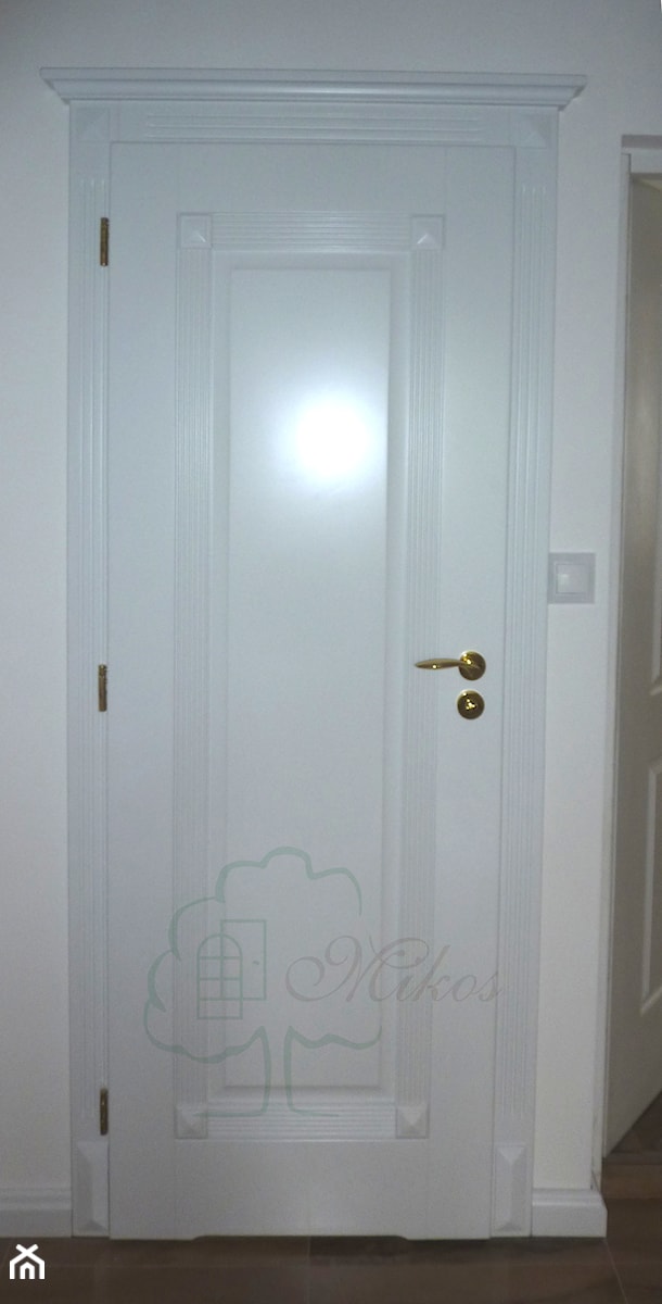 Klasyczne białe, pełne drzwi w wersji ze stylową koroną - zdjęcie od STOLARKA MIKOS