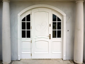 Łukowe drzwi wejściowe białe ze szprosami - zdjęcie od STOLARKA MIKOS