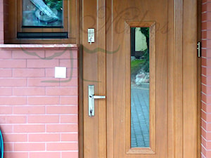 Drzwi drewniane wejściowe z okienkiem - zdjęcie od STOLARKA MIKOS