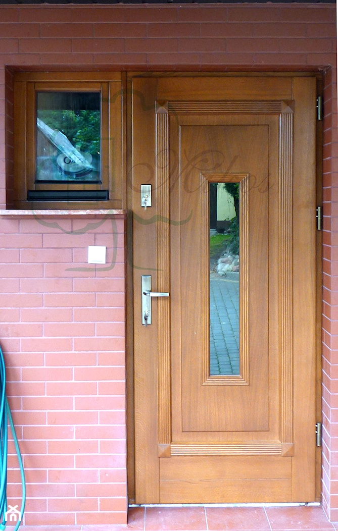 Drzwi drewniane wejściowe z okienkiem - zdjęcie od STOLARKA MIKOS - Homebook