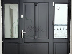 Drzwi drewniane wejściowe czarne - zdjęcie od STOLARKA MIKOS