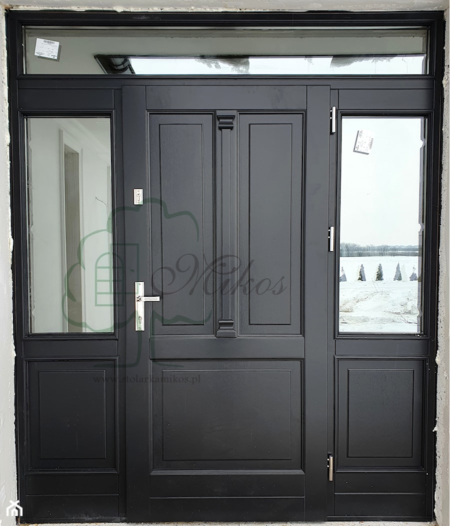 Drzwi drewniane wejściowe czarne - zdjęcie od STOLARKA MIKOS