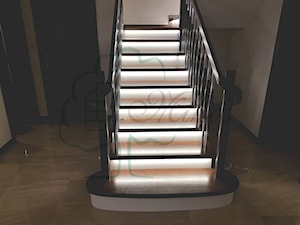 Schody drewniane wewnętrzne brązowe z podświetleniem LED i zawijaną poręczą - zdjęcie od STOLARKA MIKOS