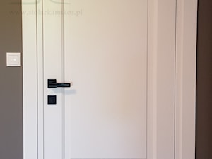 Białe drewniane drzwi klasyczne