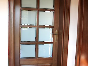 Klasyczne drzwi przeszklone szybą fazowaną - zdjęcie od STOLARKA MIKOS