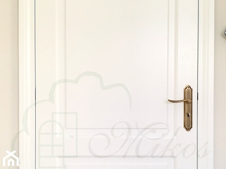 Aranżacje wnętrz - : Białe drewniane drzwi klasyczne - STOLARKA MIKOS. Przeglądaj, dodawaj i zapisuj najlepsze zdjęcia, pomysły i inspiracje designerskie. W bazie mamy już prawie milion fotografii!