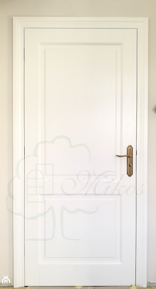 Białe drewniane drzwi klasyczne - zdjęcie od STOLARKA MIKOS