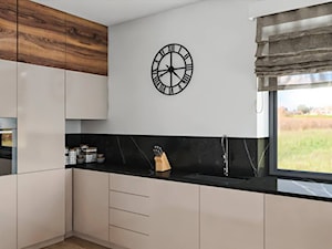 Średnia otwarta biała z zabudowaną lodówką z podblatowym zlewozmywakiem kuchnia w kształcie litery u z kompozytem na ścianie nad blatem kuchennym - zdjęcie od Sylwia Drążczyk