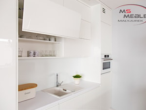Biała kuchnia - Katowice - Mała zamknięta biała z zabudowaną lodówką z podblatowym zlewozmywakiem kuchnia jednorzędowa, styl minimalistyczny - zdjęcie od MS-Meble Małyjurek