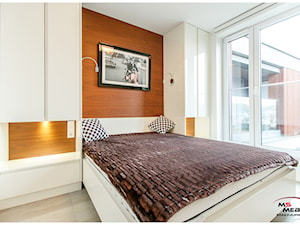 Sypialnia w jasnych kolorach! - Duża biała sypialnia z balkonem / tarasem, styl nowoczesny - zdjęcie od MS-Meble Małyjurek